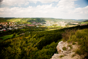 Blick ins nördliche Saaletal, von links Kunitz, Porstendorf, das Wohngebiet Himmelreich, der Jägerberg und das Wohngebiet Jena-Nord