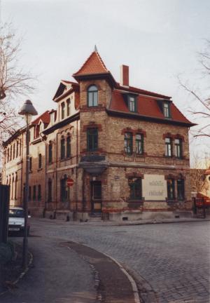 Ansicht Helmboldstraße 1 "Schillerhof" mit Programmkino und Café, Foto aus dem Jahr 1990 vor der Sanierung