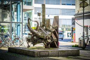 Skulptur des Künstlers Frank Stella auf dem Ernst-Abbe-Platz, hergstellt aus diversen Metallteilen