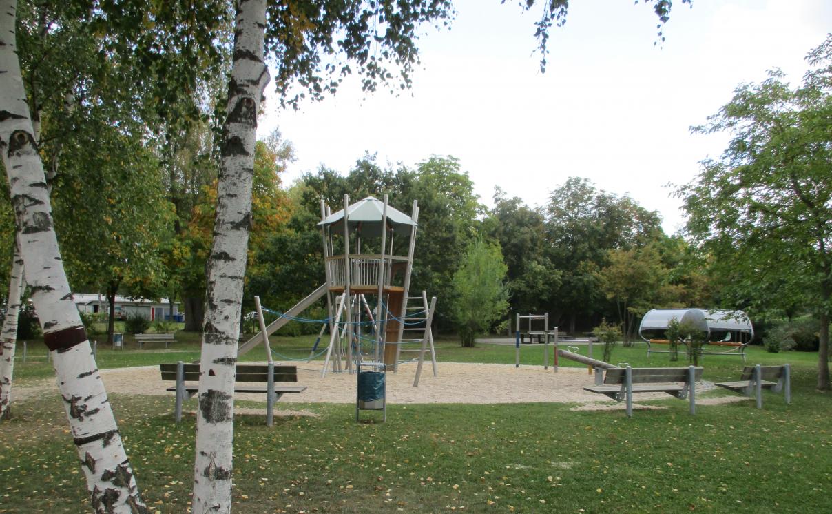 Kinderspielplatz in der Emil-Wölk-Straße in Jena mit Kletterturm und Rasen