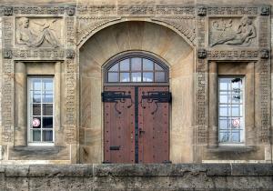 Fassadenansicht des Ostportal des Universitätshauptgebäudes am Löbdergraben