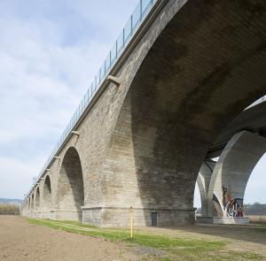 Ansicht der Autobahnbrücke Jena-Lobeda, alte und neue Bogenbrücke nebeneinander