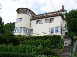 Straßenansicht des Wohnhauses Weinbergstraße 18 im Bauhausstil mit Turmzimmer