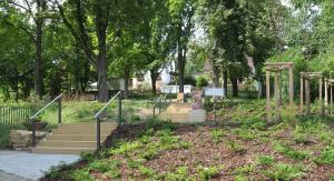 Grünanlage in der Steubenstraße in Jena mit Bäumen, Treppen, Bänken und Skulptur 