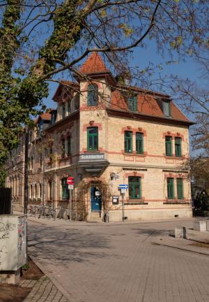 Ansicht Helmboldstraße 1 "Schillerhof" mit Programmkino und Café, Foto aus dem Jahr 2021 nach der Sanierung