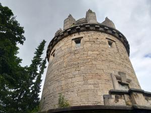 Der Bismarckturm vom Boden mit Blick in den Himmel fotografiert.