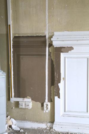 Das Foto zeigt Im inneren des Haeckelhauses in der linken Bildhälfte ein illusionistisch in 3D gemaltes Sockelpaneel. Auf der rechten Bildseite sieht man den Sockel real gebaut.