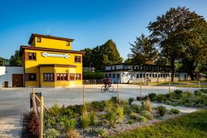 Neugestalteter Platz an der Lichtenhainer Brücke, im Hintergrund das Gebäude der Gaststätte "Zum Saalestrand"