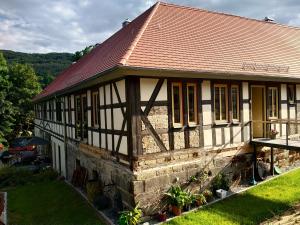 gelbes Fachwerkhaus mit rotem Dach