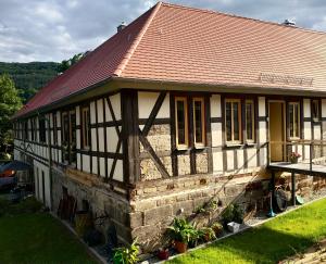 gelbes Fachwerkhaus mit rotem Dach