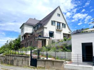 Saniertes denkmalgeschütztes ehemaliges Wohnhaus von Johannes Schreiter am Hang, teilweise mit Klinkerfassade, mit gestalteten Außenanlagen und neuer Garage