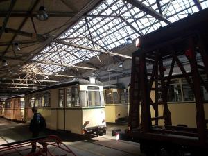 gelbe, historische Straßenbahn in Depot mit Glasdach