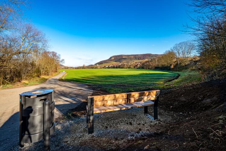 zu sehen ist eine Bank am neu gebauten Saaleweg In den Jenaischen Weiden mit Blick auf Kunitz, Kunitzburg und Hausbrücke