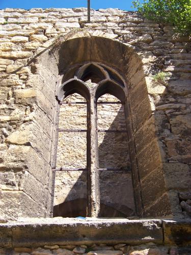 Mauer mit Fenster aus Sandstein gefertigten Ornamenten