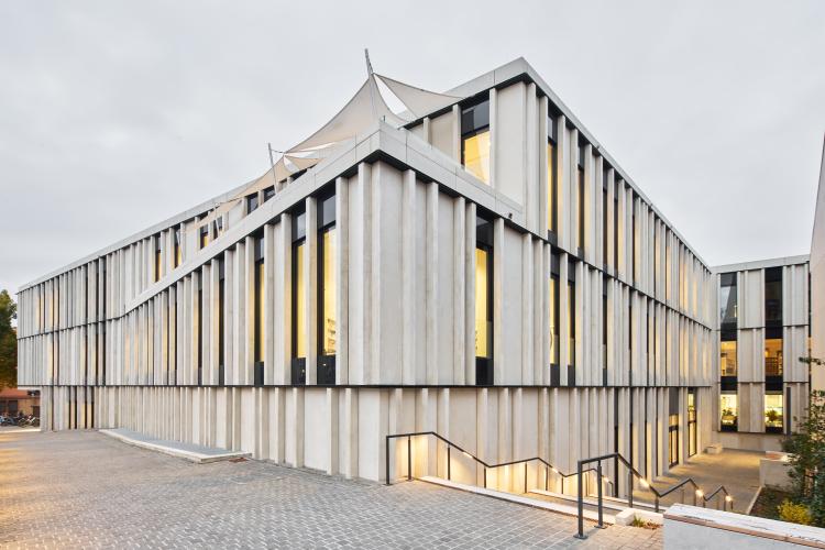 Neubau der Ernst-Abbe-Bibliothek mit einer Fassade aus zurücktretenden anthrazitfarbenen senkrechten Fensterbändern und horizontalen Trennblechen zwischen den Etagen sowie der Vorhangfassade mit geschosshohen Vertikallamellen aus Glasfaserbeton