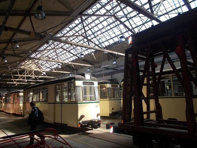 gelbe, historische Straßenbahn in Depot mit Glasdach