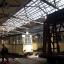 gelbe, historische Straßenbahn in Depot mit Glasdach