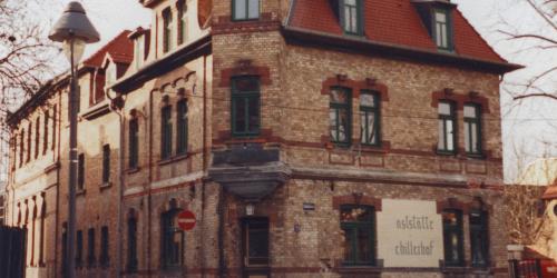 Ansicht Helmboldstraße 1 "Schillerhof" mit Programmkino und Café, Foto aus dem Jahr 1990 vor der Sanierung