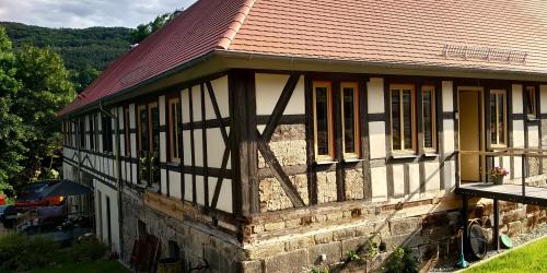 gelbes Fachwerkhaus mit rotem Dach