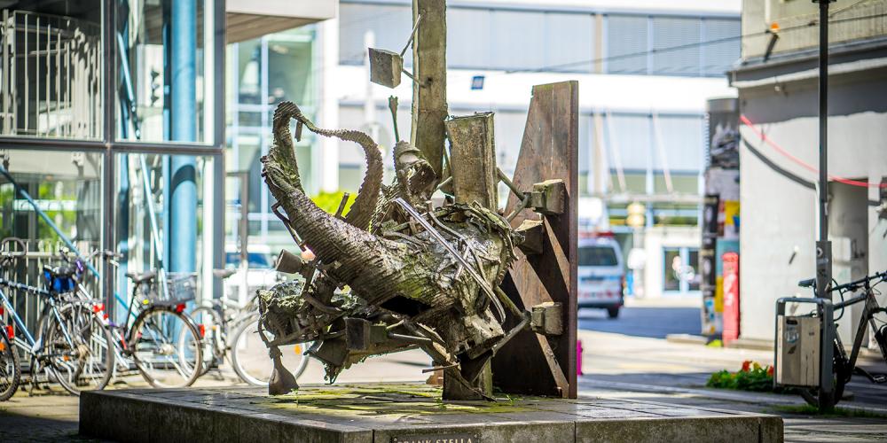 Skulptur des Künstlers Frank Stella auf dem Ernst-Abbe-Platz, hergstellt aus diversen Metallteilen