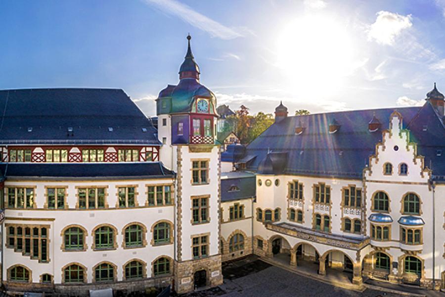 Blick auf das Volkshaus in Jena mit aufgehender Sonne