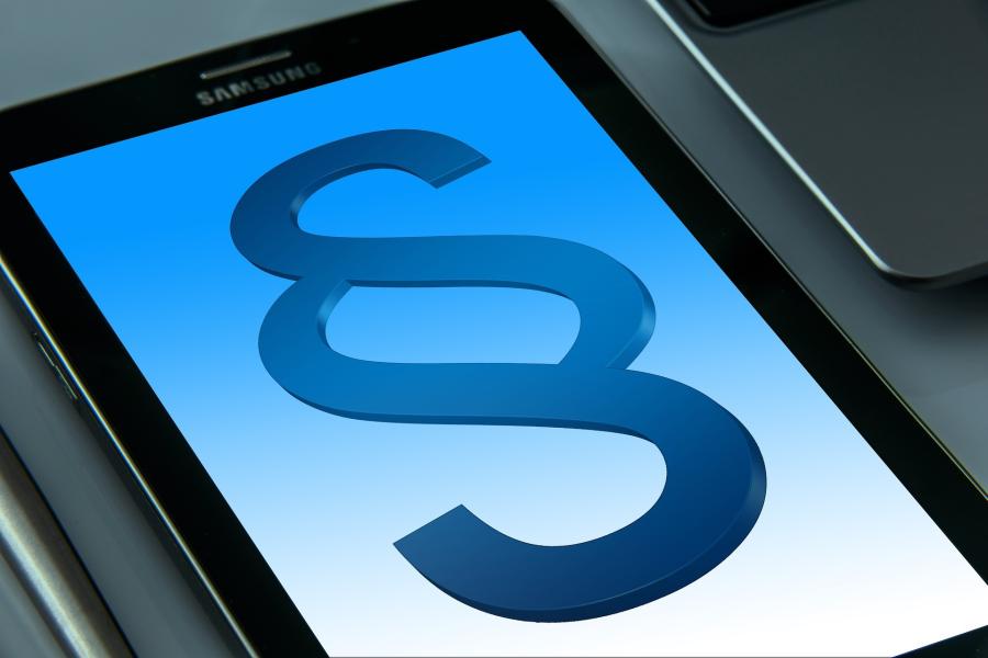 ein Paragraph-Zeichen auf einem Smartphone-Display